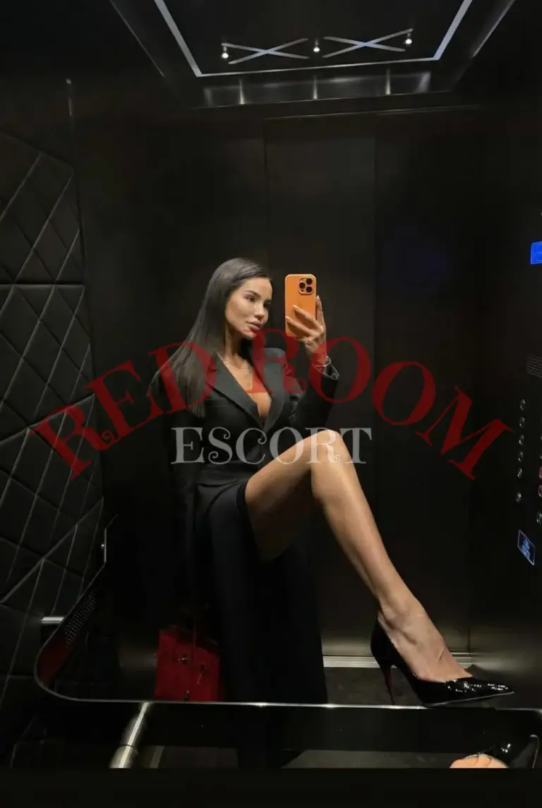 Эскортница Мария - грудь 2, рост 172 см, вес 55 кг, цвет волос Брюнетки